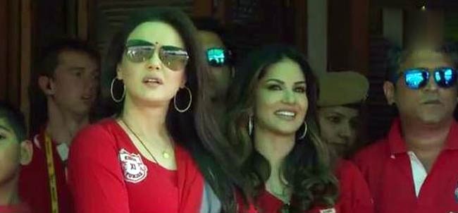IPL क्रिकेट ग्राउंड में सनी लियोन ने की कमेंट्री, देखें तस्वीरें