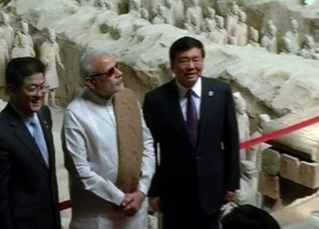 चीन में मिट्टी की मूर्तियों के बीच PM मोदी