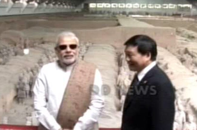चीन में मिट्टी की मूर्तियों के बीच PM मोदी