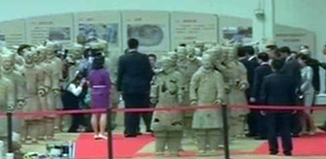 चीन में मिट्टी की मूर्तियों के बीच PM मोदी