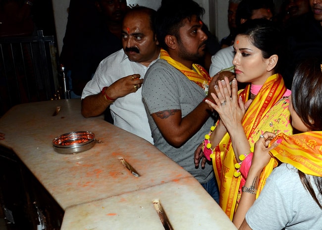 सनी लियोन पहुंची  सिद्धि विनायक मंदिर, देखें तस्वीरें