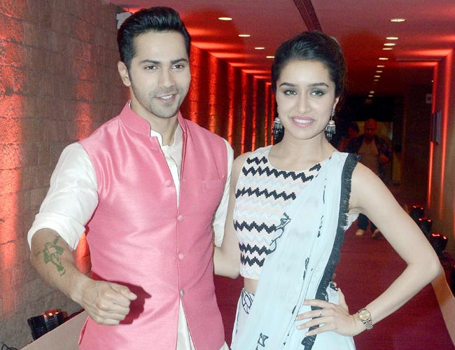 इंडियन आइडल जूनियर के सेट पर पहुंचे वरुण धवन और श्रद्धा कपूर