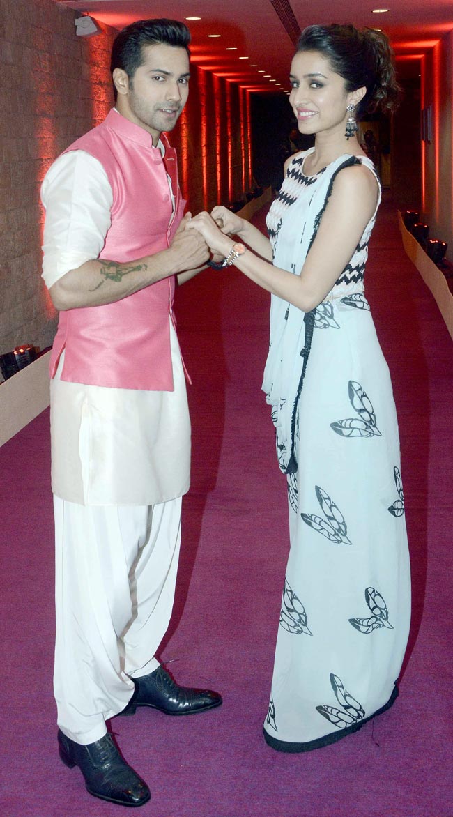 इंडियन आइडल जूनियर के सेट पर पहुंचे वरुण धवन और श्रद्धा कपूर