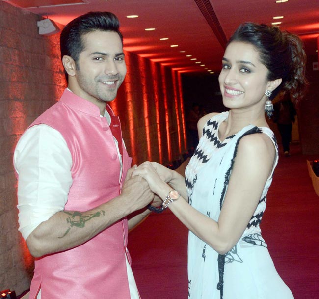 इंडियन आइडल जूनियर के सेट पर पहुंचे वरुण धवन और श्रद्धा कपूर