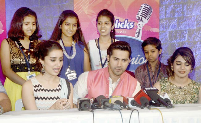 इंडियन आइडल जूनियर के सेट पर पहुंचे वरुण धवन और श्रद्धा कपूर