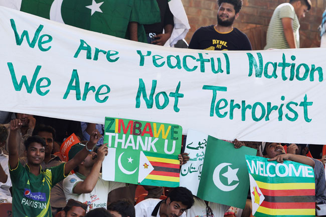 PAK-जिंबाब्वे के बीच मैच में पोस्टरों में छाया रहा 'INDIA'