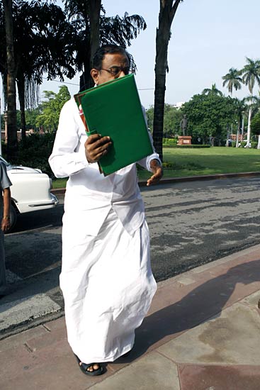 मानसून सत्र के पहले दिन संसद पहुंचे नेता