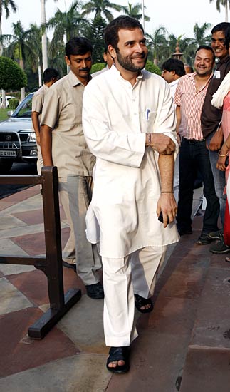 मानसून सत्र के पहले दिन संसद पहुंचे नेता