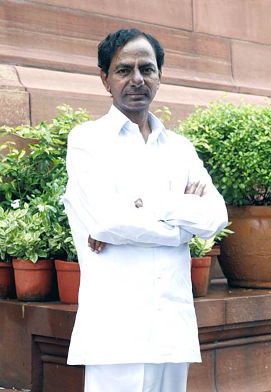 मानसून सत्र के पहले दिन संसद पहुंचे नेता