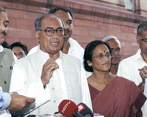 मानसून सत्र के पहले दिन संसद पहुंचे नेता