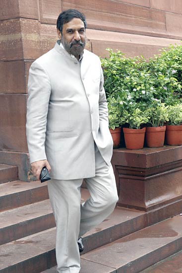 मानसून सत्र के पहले दिन संसद पहुंचे नेता