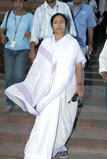 मानसून सत्र के पहले दिन संसद पहुंचे नेता