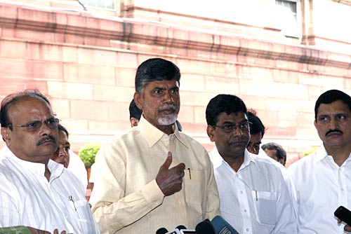 मानसून सत्र के पहले दिन संसद पहुंचे नेता