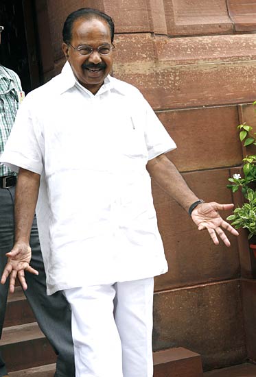 मानसून सत्र के पहले दिन संसद पहुंचे नेता