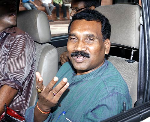 मानसून सत्र के पहले दिन संसद पहुंचे नेता