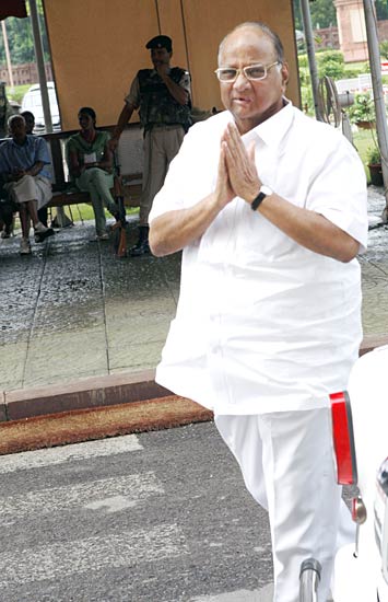 मानसून सत्र के पहले दिन संसद पहुंचे नेता