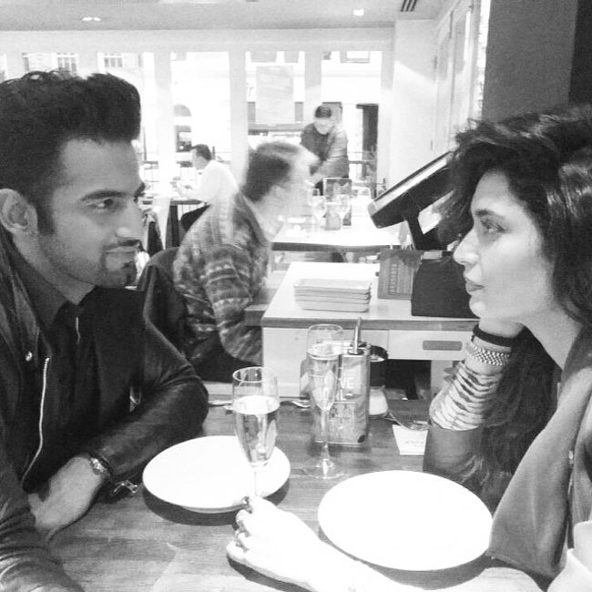 इन तस्वीरों में कुछ ज्यादा ही नजदीक दिखे उपेन-करिश्मा