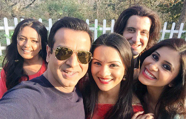 तस्वीरो में देखें 'इतना करो ना मुझे प्यार' की ऑफलाइन केमेस्ट्री