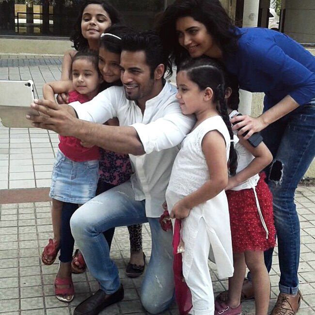 इन तस्वीरों में कुछ ज्यादा ही नजदीक दिखे उपेन-करिश्मा