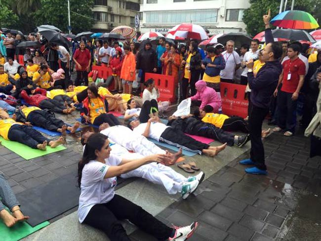 योग दिवस पर दुनिया में ऐसे बिखरी योग की छटा