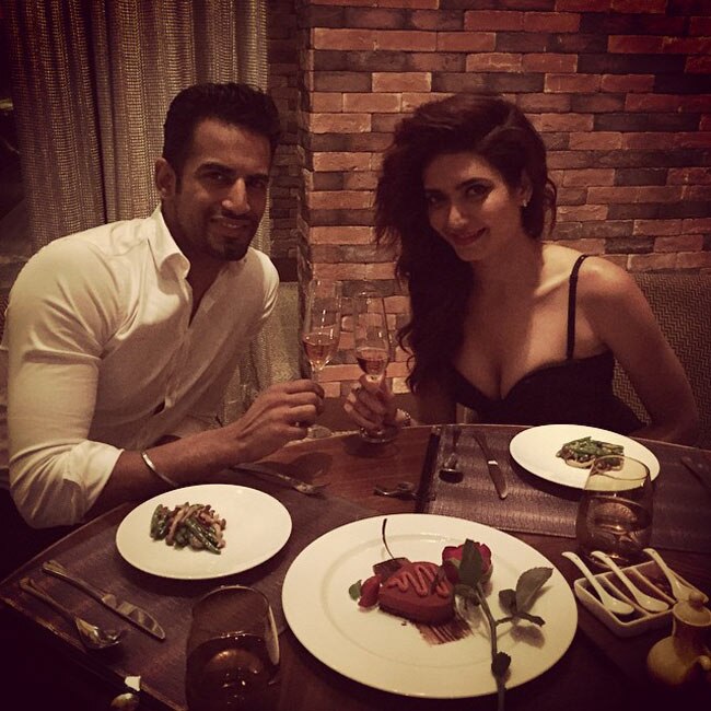 इन तस्वीरों में कुछ ज्यादा ही नजदीक दिखे उपेन-करिश्मा