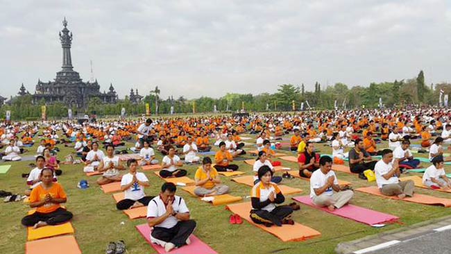 योग दिवस पर दुनिया में ऐसे बिखरी योग की छटा