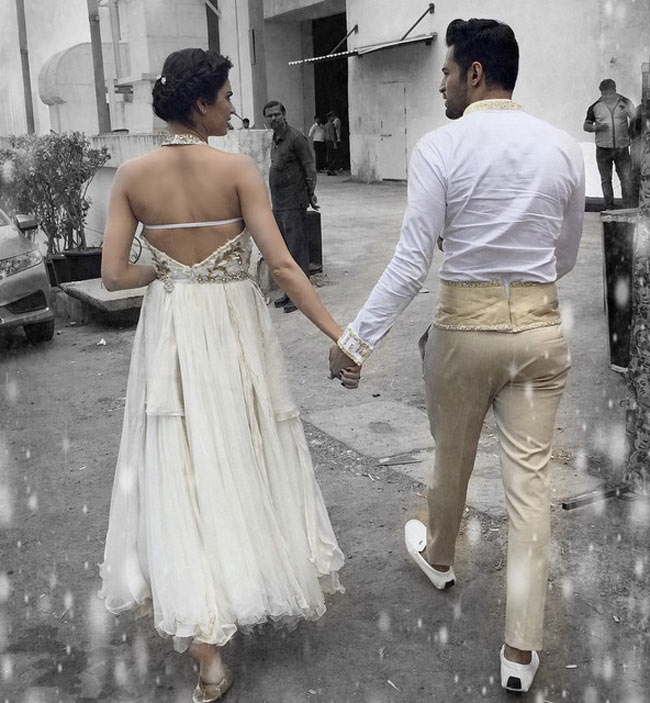 इन तस्वीरों में कुछ ज्यादा ही नजदीक दिखे उपेन-करिश्मा