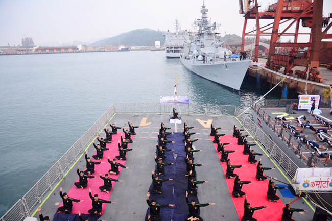 योग दिवस पर दुनिया में ऐसे बिखरी योग की छटा