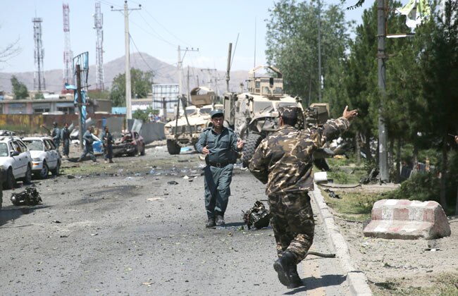 काबुल एयरपोर्ट के पास धमाके के बाद की तस्वीरें