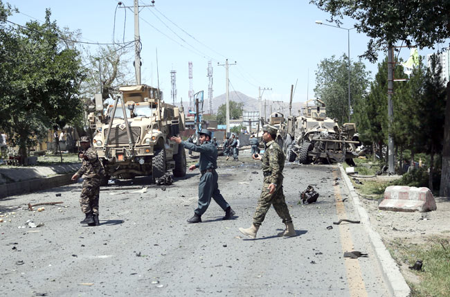 काबुल एयरपोर्ट के पास धमाके के बाद की तस्वीरें
