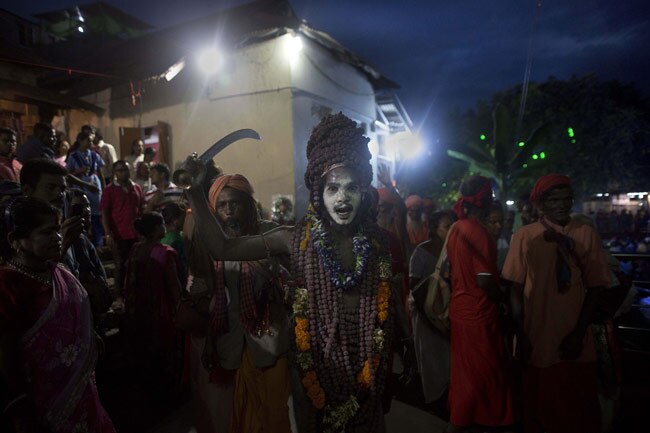 मानसून में कामाख्या देवी मंदिर में अंबुबासी मेले के रंग