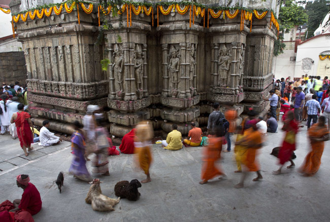 मानसून में कामाख्या देवी मंदिर में अंबुबासी मेले के रंग
