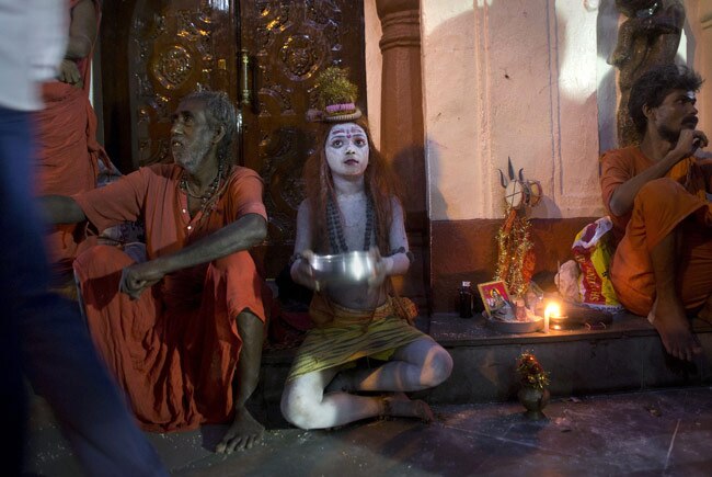 मानसून में कामाख्या देवी मंदिर में अंबुबासी मेले के रंग