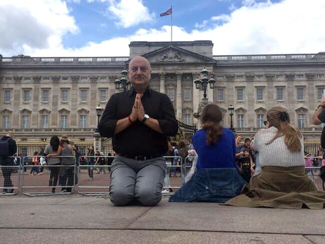 बॉलीवुड स्टार्स ने भी मनाया अंतरराष्ट्रीय योग दिवस