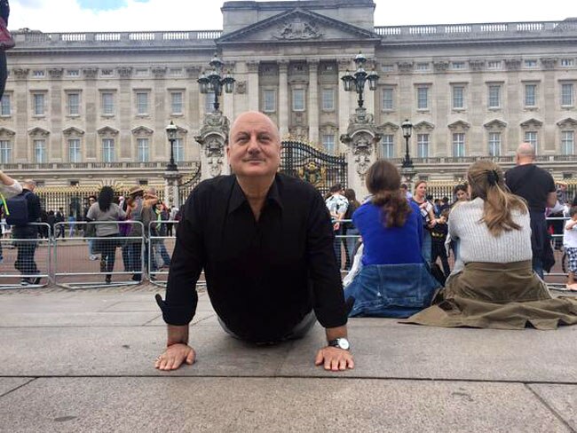 बॉलीवुड स्टार्स ने भी मनाया अंतरराष्ट्रीय योग दिवस