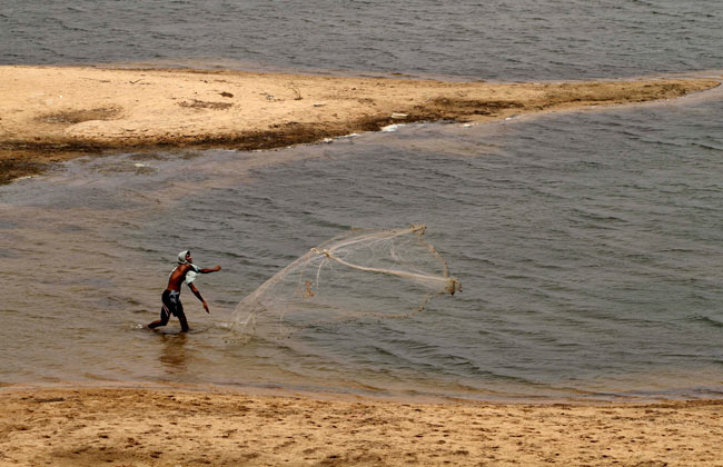 किसानों के उदास माथों को मानसून की छींटों का इंतजार