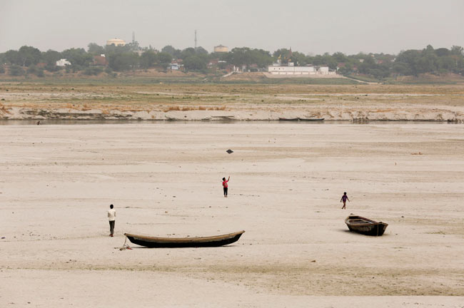 किसानों के उदास माथों को मानसून की छींटों का इंतजार