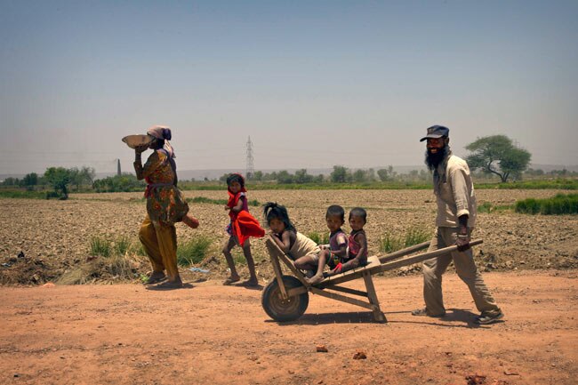किसानों के उदास माथों को मानसून की छींटों का इंतजार
