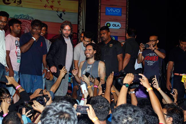 ब्रिटिश कॉमेडियन रसेल ब्रांड बोले हरे कृष्णा, नमस्ते