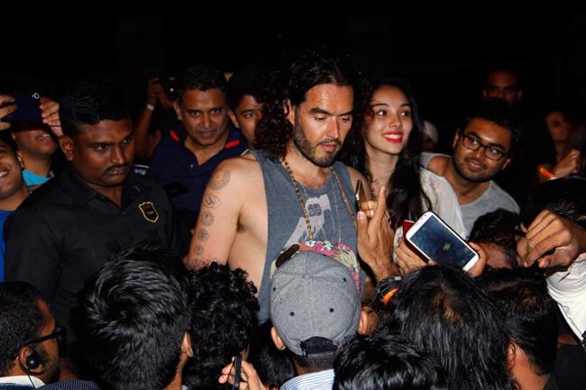 ब्रिटिश कॉमेडियन रसेल ब्रांड बोले हरे कृष्णा, नमस्ते