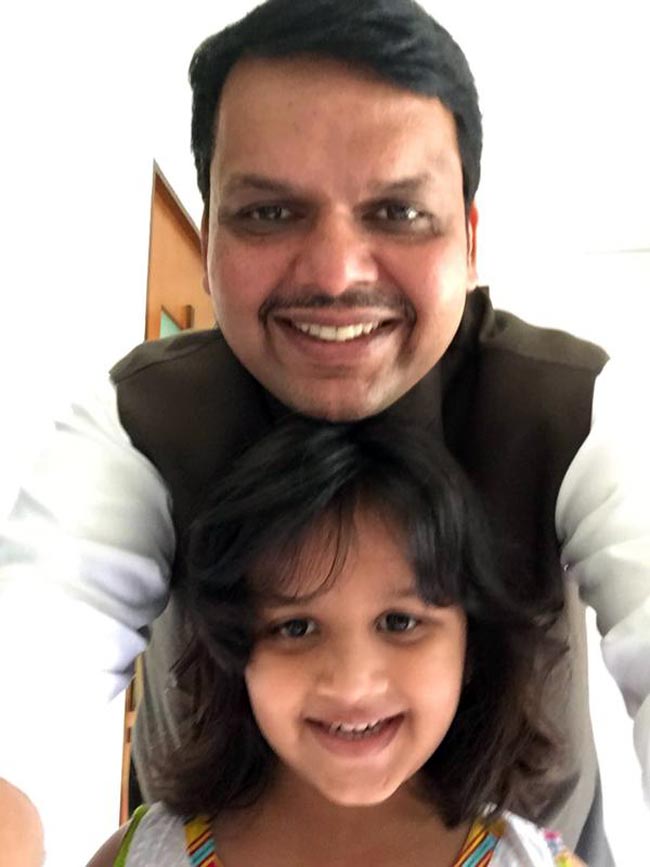 #SelfieWithDaughter पर दुनियाभर के लोग शेयर कर रहे तस्वीर