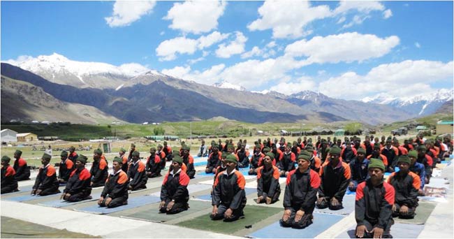 बर्फ से समंदर तक भारतीय सेना ने बिखेरा योग का जादू