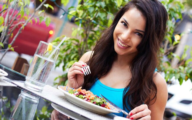 आंखों की चमक बनाए रखने के लिए अपनाएं ये टिप्स