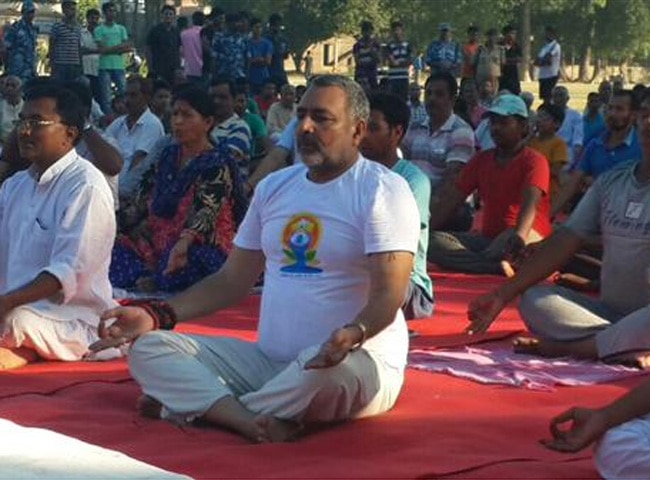 योग दिवस: राजनेताओं पर भी चढ़ा योग का रंग