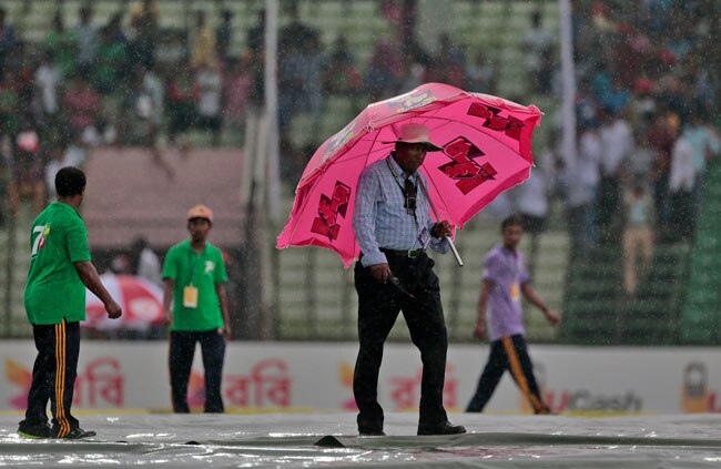 फतुल्लाह टेस्टः पहला दिन धवन, मुरली और बारिश के नाम