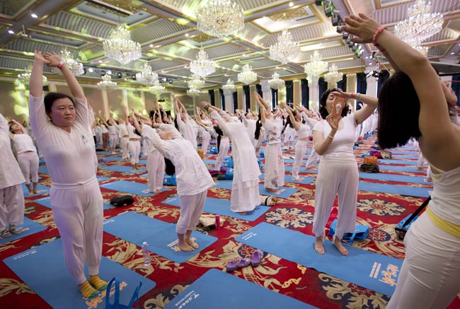 योग दिवस पर दुनिया में ऐसे बिखरी योग की छटा