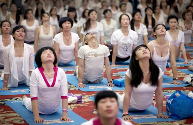 योग दिवस पर दुनिया में ऐसे बिखरी योग की छटा