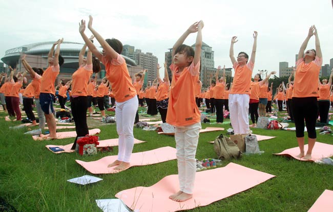 योग दिवस पर दुनिया में ऐसे बिखरी योग की छटा