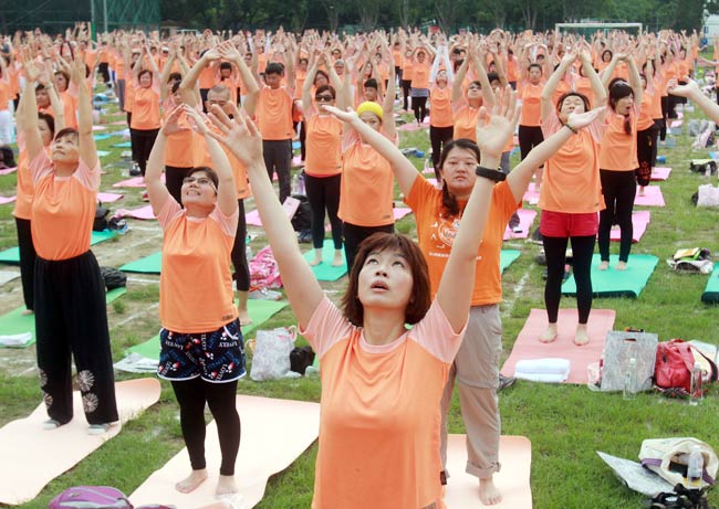 योग दिवस पर दुनिया में ऐसे बिखरी योग की छटा