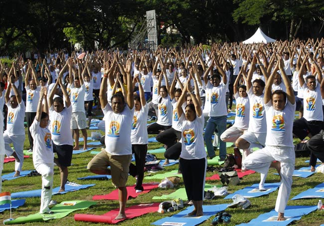 योग दिवस पर दुनिया में ऐसे बिखरी योग की छटा